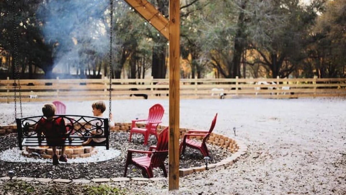 Plymouth House | 5 springs 4 to 10 minutes away Goats, Chickens, Free Eggs, Memories FARM Setting