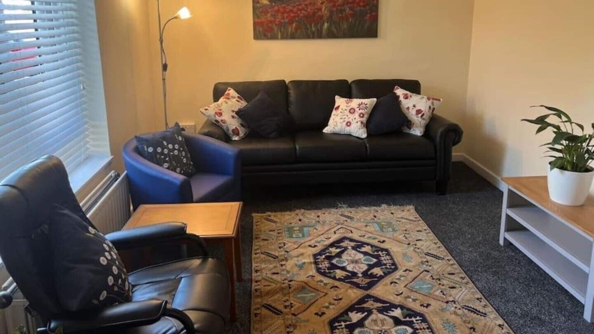 Corby Apartment | 5 Star-6 Bed-4 Bdrm-2 Bath-secure Park x 3