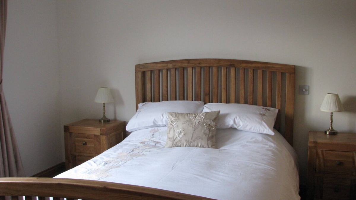 Harris House | 5 star accommodation for couples.nTraditional sauna,log burner and cinema room.