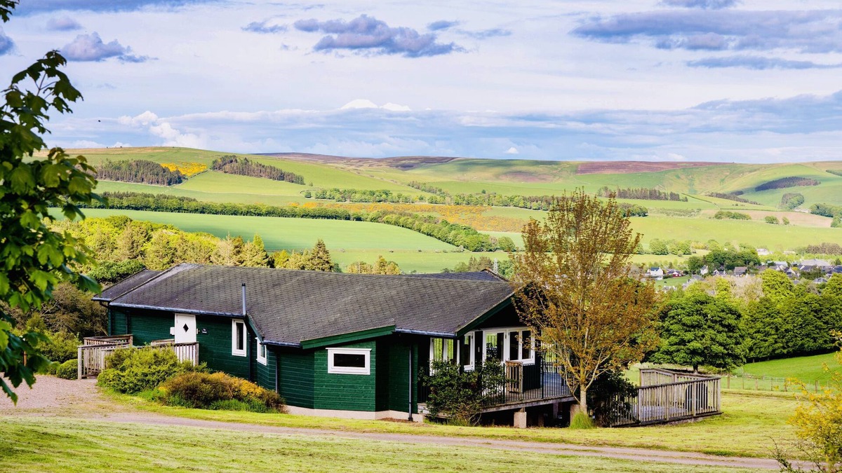Lauder Ski Chalet | 5 Star Award Winning -The Lamont Your Luxury Getaway with Hot Tub near Edinburgh