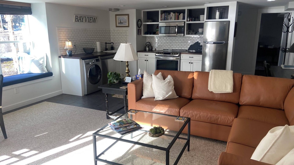 Oakdale House | 5 Star Back Cove Hide-Away 1 bedroom Back Cove apartment with water views!