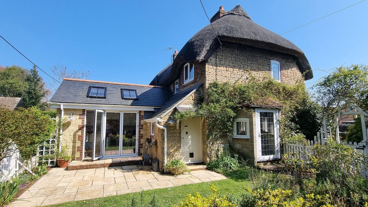 Brighstone House | 5 Star, Cosy, characterful thatch cottage in a designated area of natural beauty