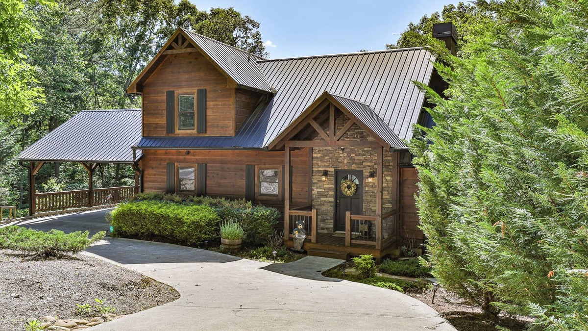 Eagle Mountain Cabin | 5-Star, Dog friendly, fence, hot tub, fire pit, tri-level, screened deck, piano!