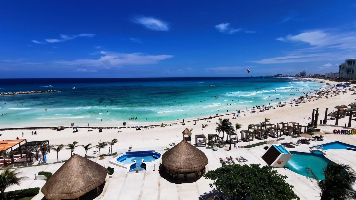 Punta Cancun Hotel | 5 star hotel! By the week only! Friday to Friday. one mo to 12 mo adv. booking.