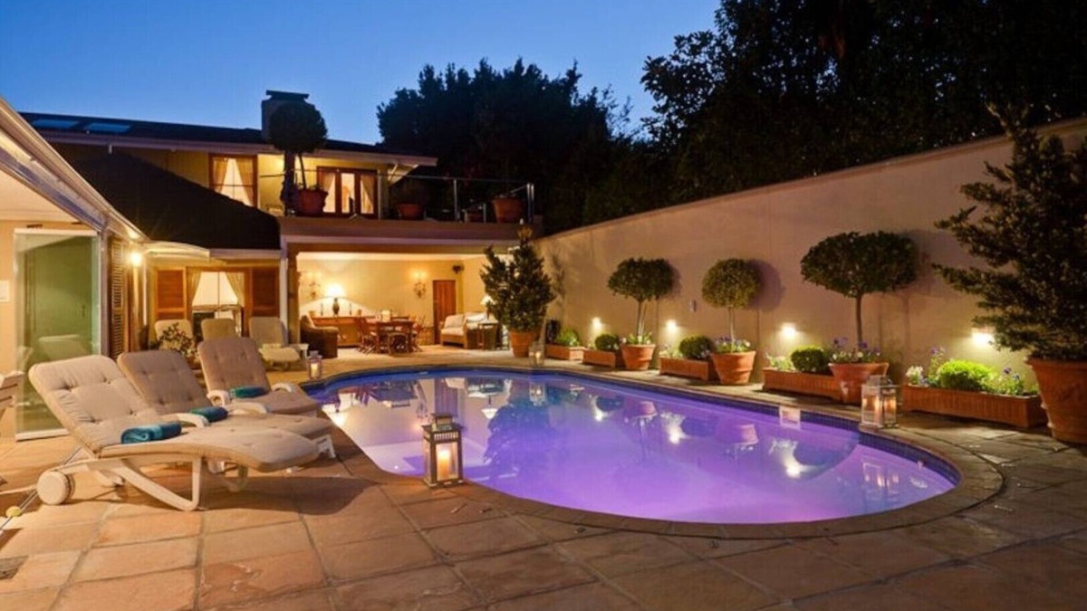 Constantia House | 5 Star Luxury - Self Catering Accommodation - Constantia - 6 Double Bedrooms