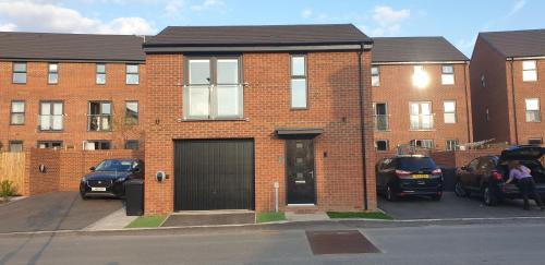 Doncaster House | 5 Star Luxury Small Cosy House with Lake View