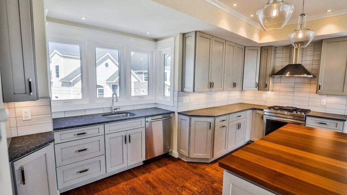Normandy Beach House | 5 Star Luxury Waterfront Beach House-Easy Bay Access from Lagoon