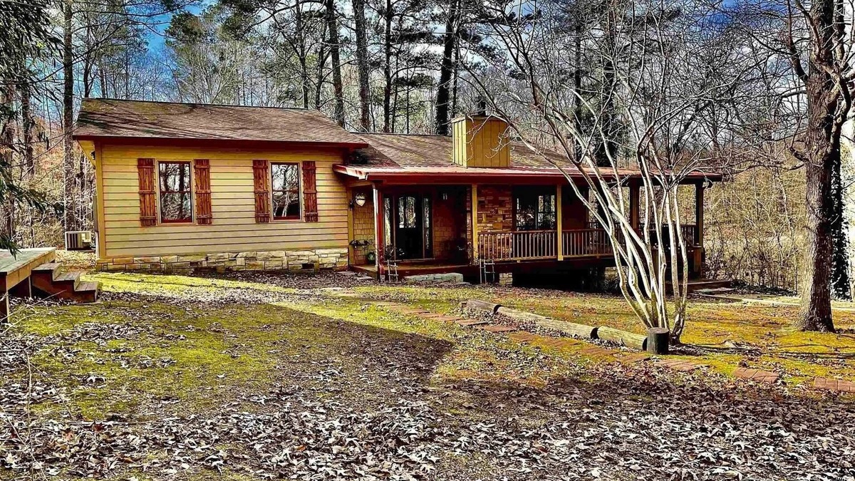 Centre Cottage | 5 Star Peaceful 3/2 Lake Home on Private Cove A