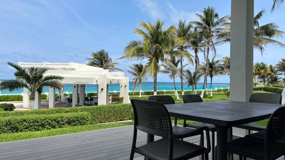 Zona Hotelera Villa | 5 Star Private Beach front Beautiful Villa only steps from the Ocean