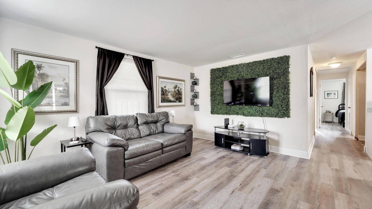 East Tampa House | 5 Star Renovated Home/Mins to Tampa General Hospital/Hot Tub