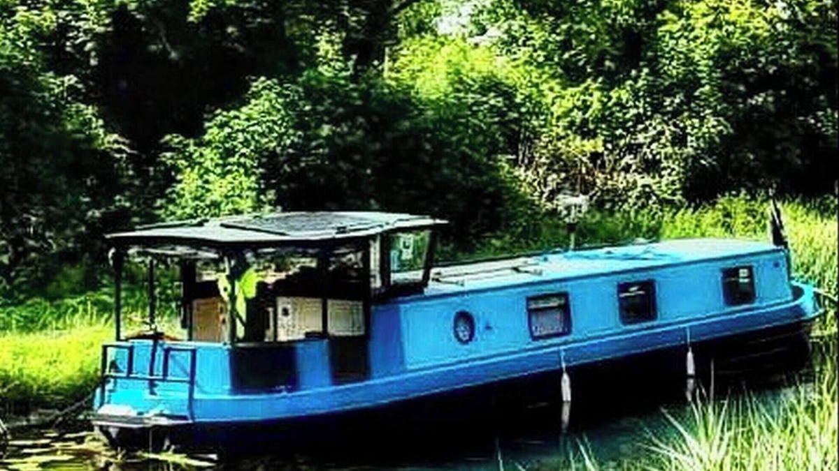 Monasterevin Boat Rental | 5 star stunning houseboat, no experience required! Enjoy the most romantic trip!