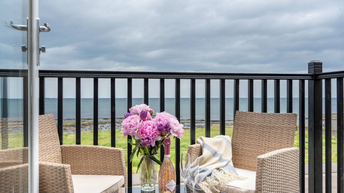 Seahouses Apartment | 5 star Tourist Board rating alongside award winning Bamburgh beach.