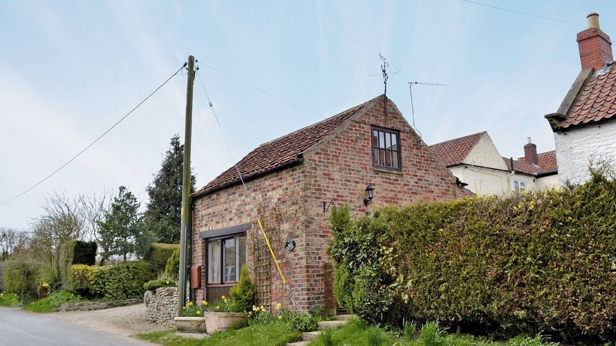 Burythorpe Cottage | 5 steps to entrance.