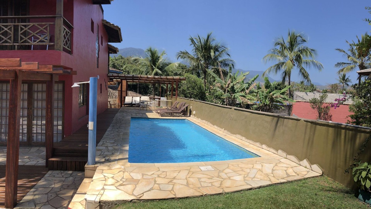 Maresias House | 5 suites near the beach, swimming pool, grass beach tennis court, billiards and wi-fi