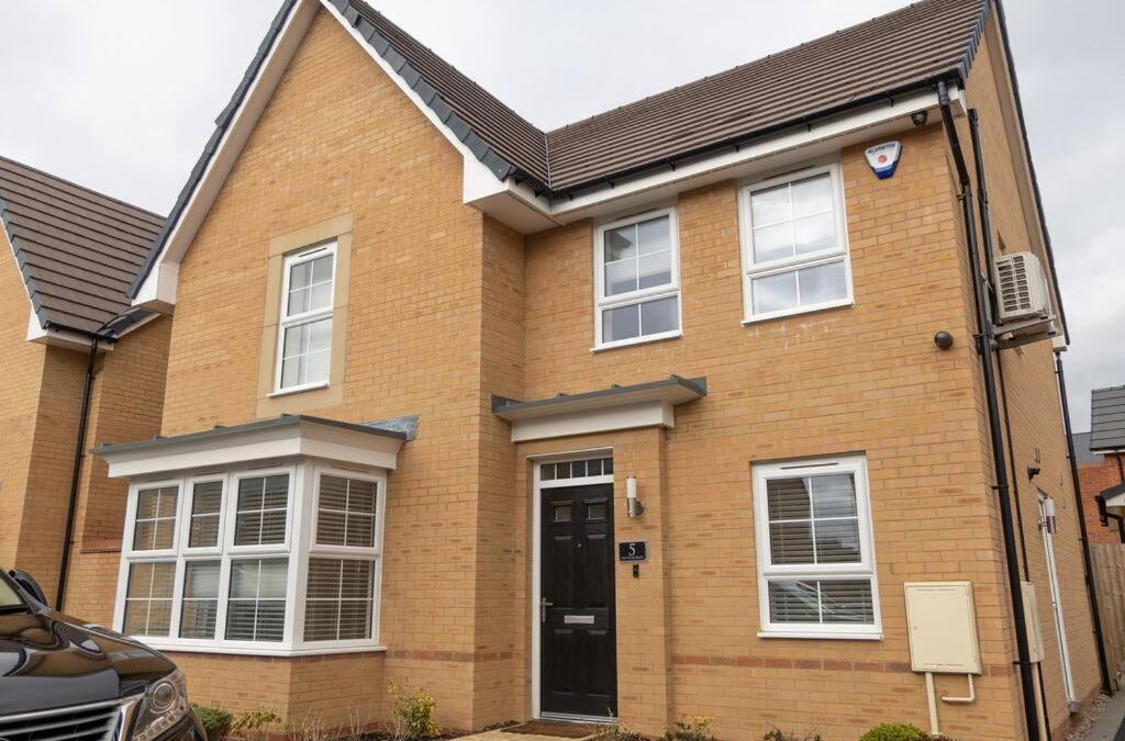 Milton Keynes House | 5 Swiftsure - Stunning 4 Bed Home, free parking