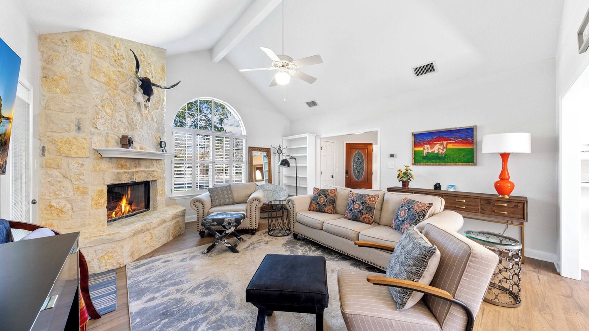 Boerne House | 5★ Texas Hill Country Retreat – 1400 sq ft, Walk to Shops + Private Patio