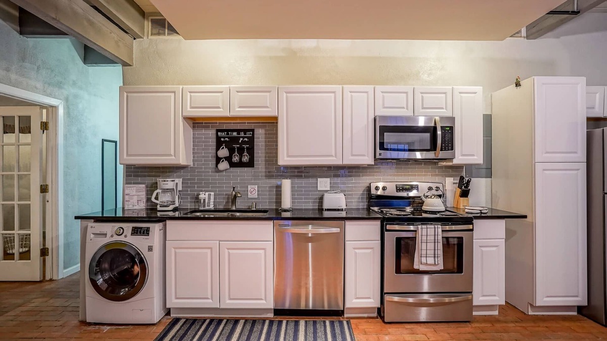 West Old Town Apartment | #5: Walk to Old Town Plaza, King & Queen beds, 2 TV's