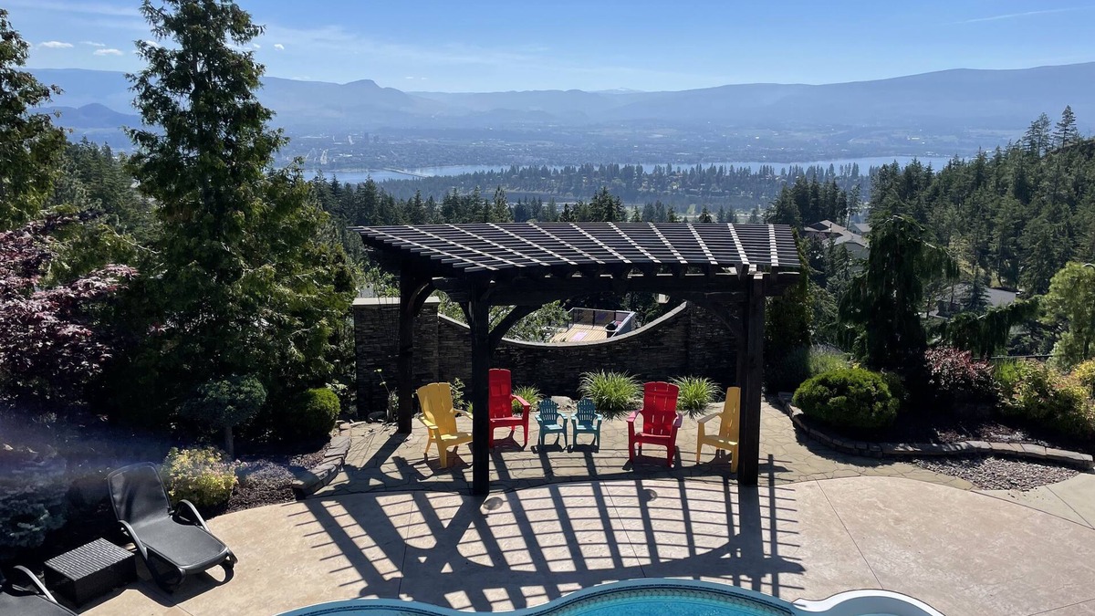West Kelowna Estates House | 5 ⭐️ WEST KELOWNA OASIS-HEATED POOL, HOTTUB, KELOWNA VIEWS. FAMILY DISCOUNT
