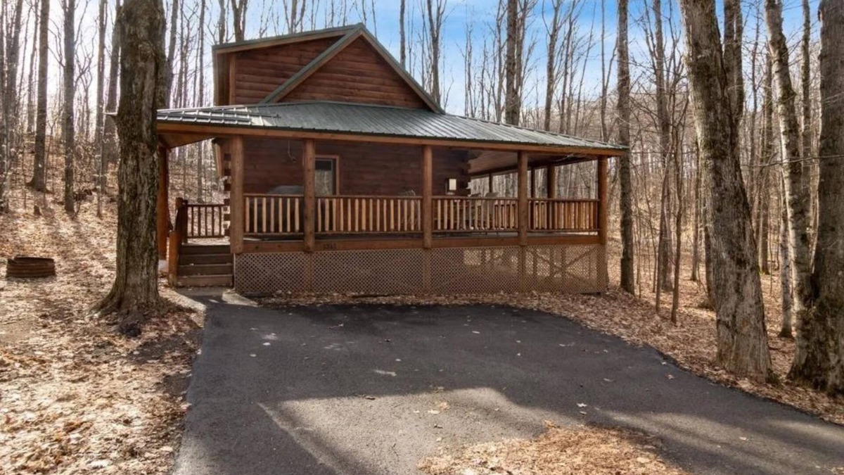 Bellaire Cabin | 5 world class golf courses Nice Cozy Cabin. Min from Schuss Mountain.