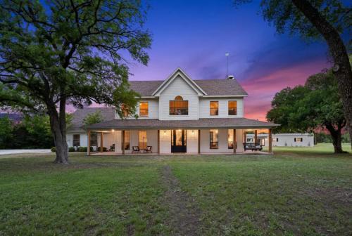 Glen Rose House | 50 Acre Countryside Haven With Hiking Trails, Fossils, Pickleball Court, Basketball, Arcade, In-Ground Trampoline, Pool and Jacuzzi residence
