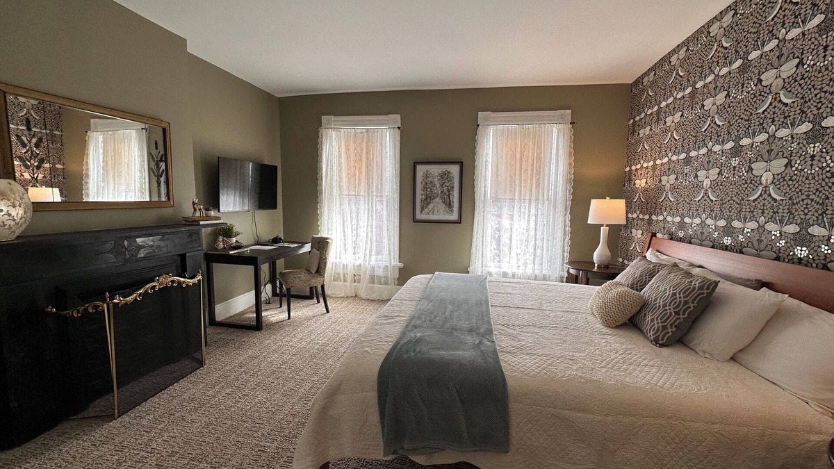 Italian Village Bed & Breakfast | 50 Lincoln Short North B&B
