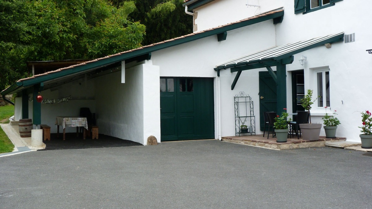Saint-Pee-sur-Nivelle Apartment | 50 m² renovated apartment in Basque house