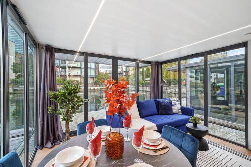 Canary Wharf Boat Rental | 50 m² Houseboat ∙ 2 bedrooms ∙ 6 guests