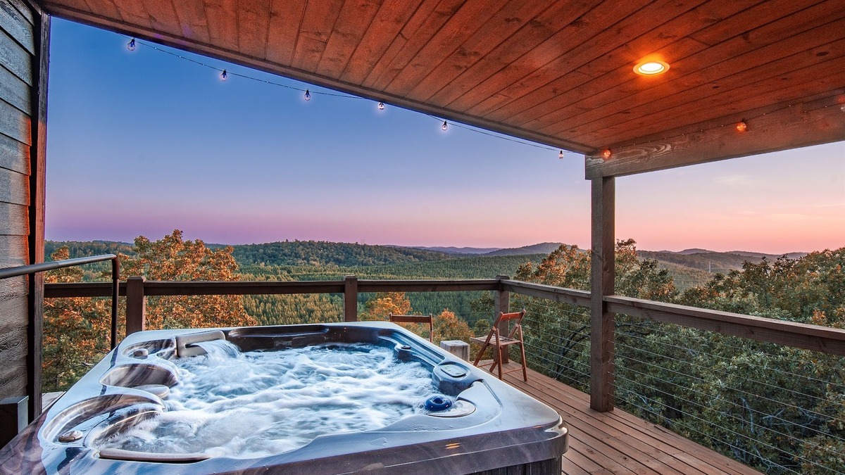 Broken Bow Cabin | 50 Mi Mtn Views! New Build! 2 Kings + Bunks! HotTub Slide Dinos PuttPutt