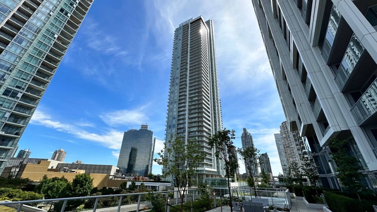 Metrotown Condo | (50% OFF) Stylish 2 Bedrooms Metro Condo with All the Amenities