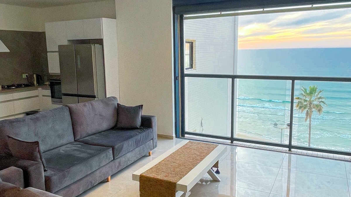 Bat Yam Apartment | 50 steps from the beach ! family Apartment with 3 bedrooms