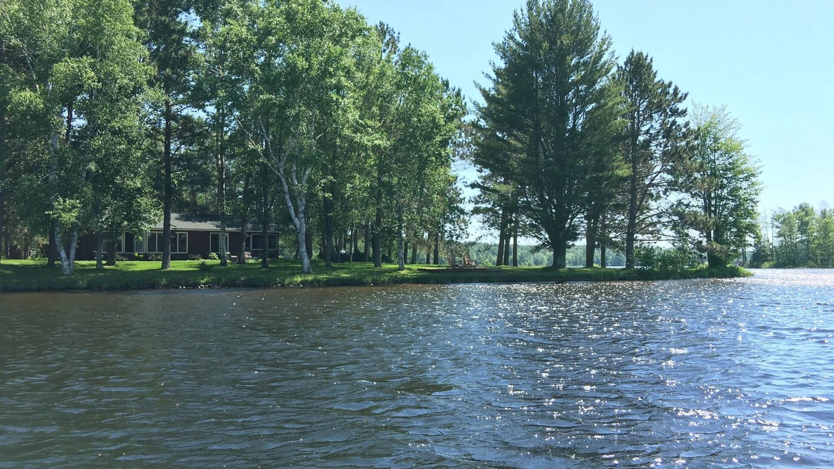 Chief Lake House | 500' Lakeshore, 2 Docks, Sand Beach, Sleeps 10, A/C, Pontoon Boat for Rent