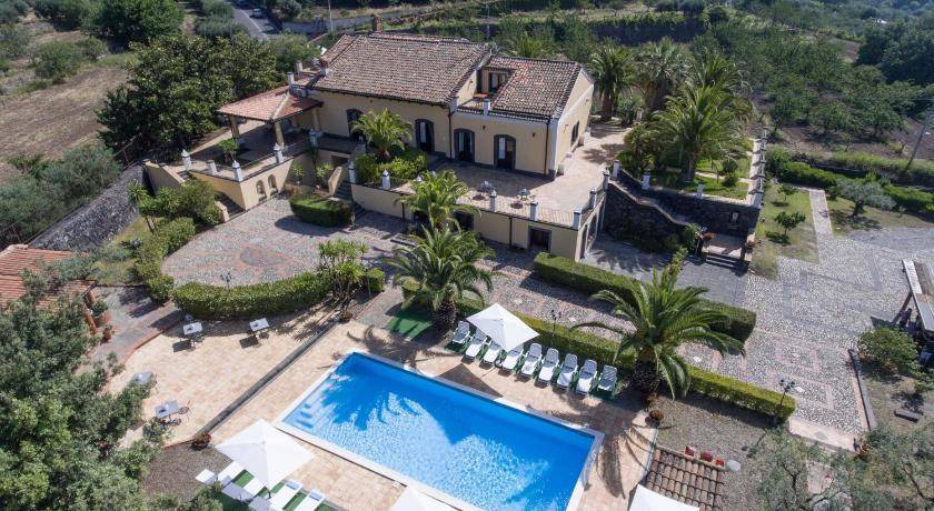 Piedimonte Etneo Villa | 500 m² Villa ∙ 9 bedrooms ∙ 23 guests