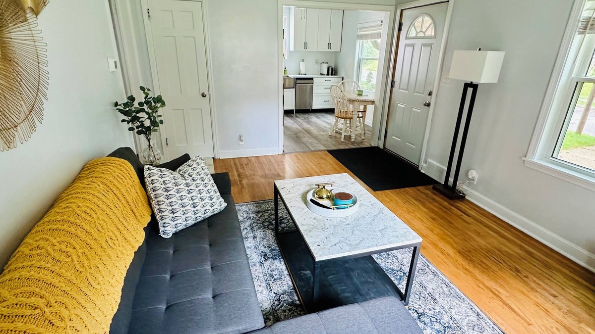 Morris Park House | 500mbWifi + MOA + Airport + Parking + Sit/Stand Workspace + Yard