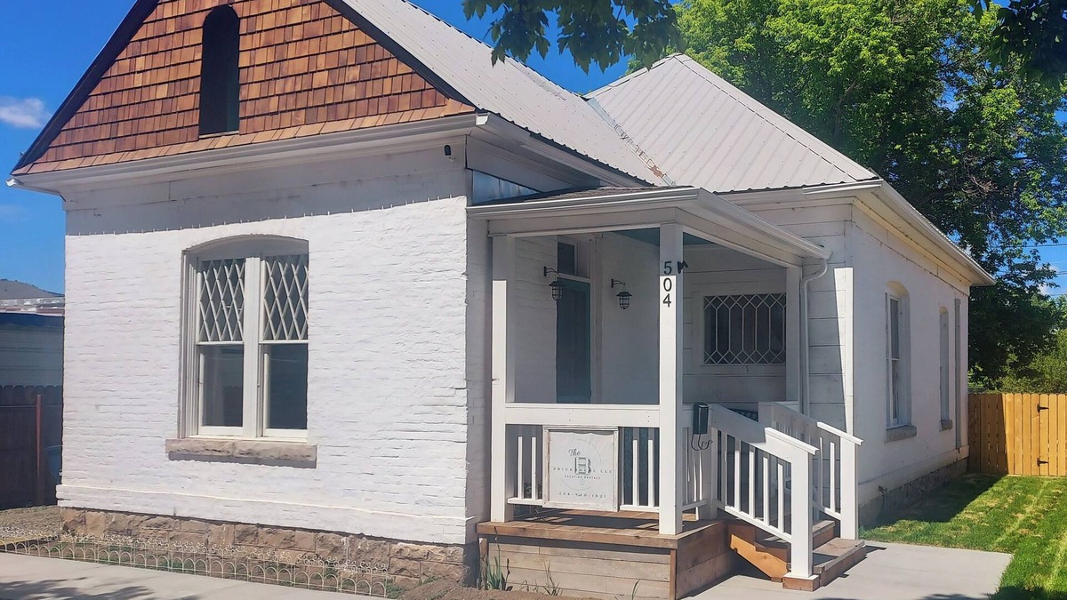Salmon House | 504 Historic Brickhouse off Main St. - 2 Blocks from Salmon River