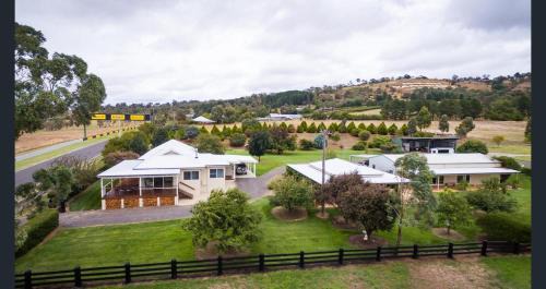 Mount Panorama House | 505a CONROD STRAIGHT MOUNT PANORAMA