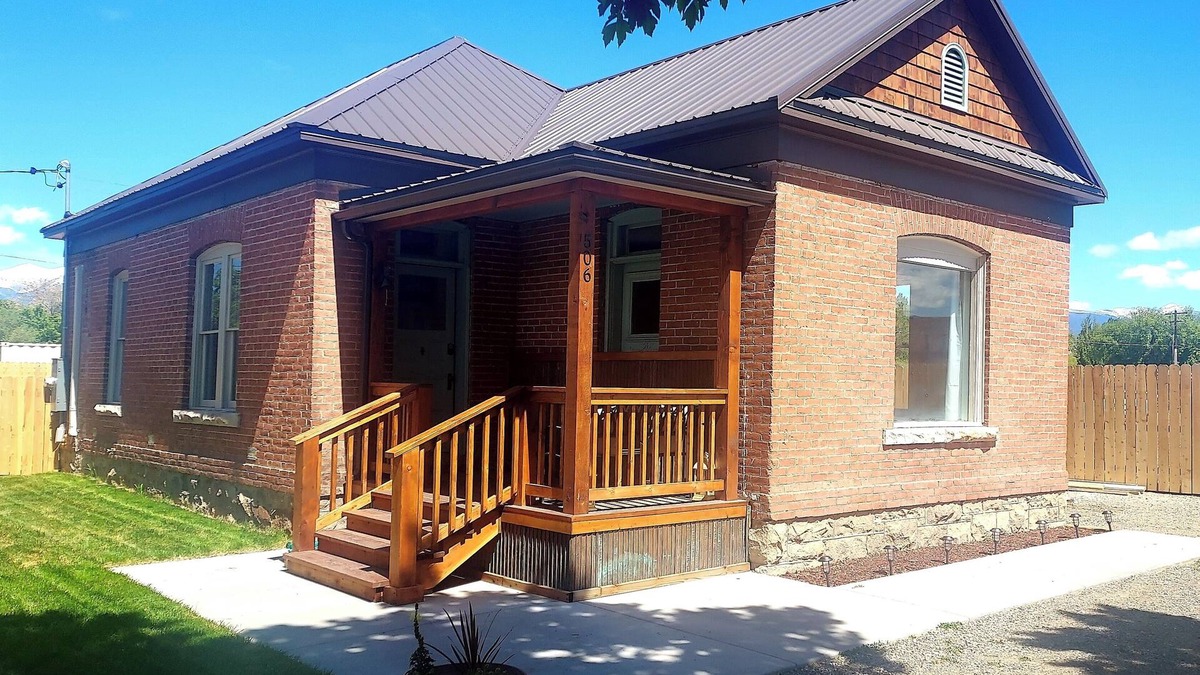 Salmon House | 506 Historic Brickhouse off Main St. - 2 Blocks from Salmon River