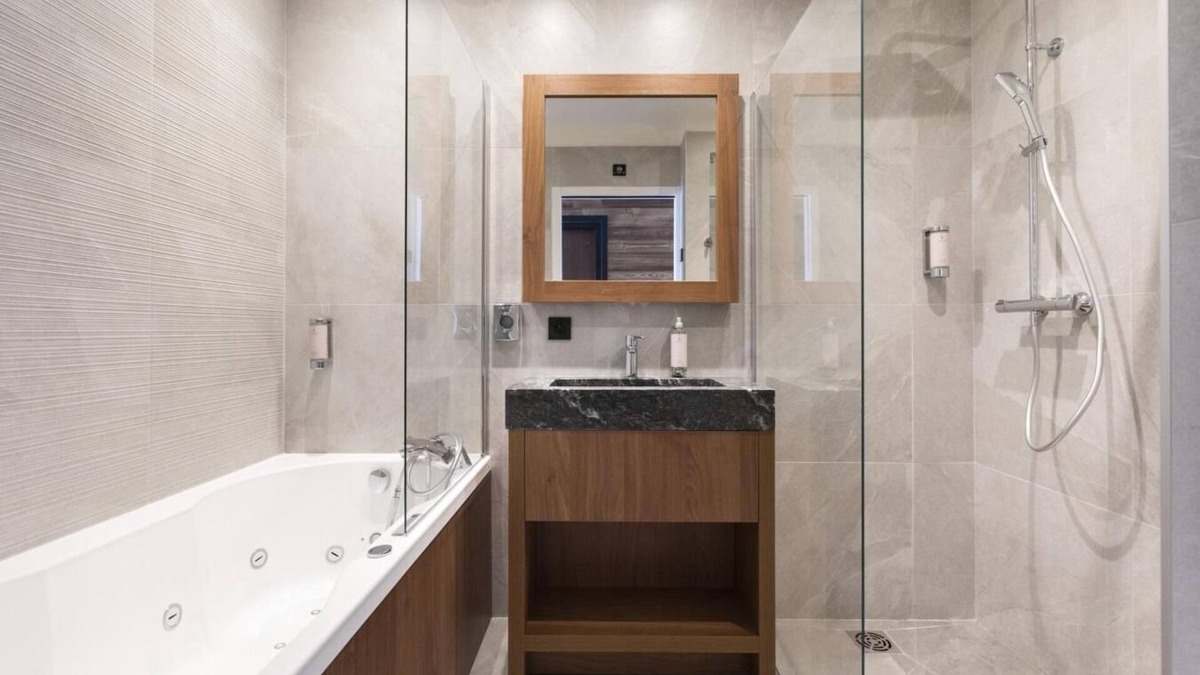 Lanslevillard Apartment | 50m from ski slopes, fitness, swimming pool, sauna, hammam, balcony, tv, ski locker, 45m², Val Cenis