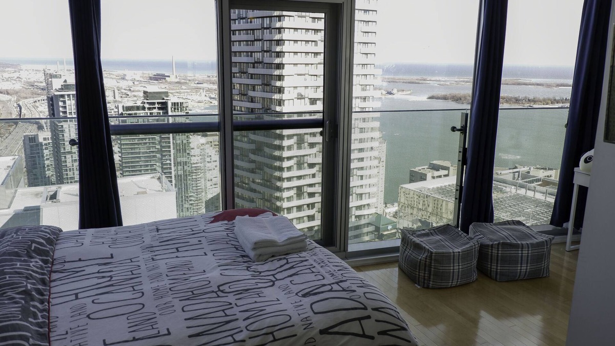 Toronto Entertainment District Condo | 50th+ floor lake view condo beside CN tower