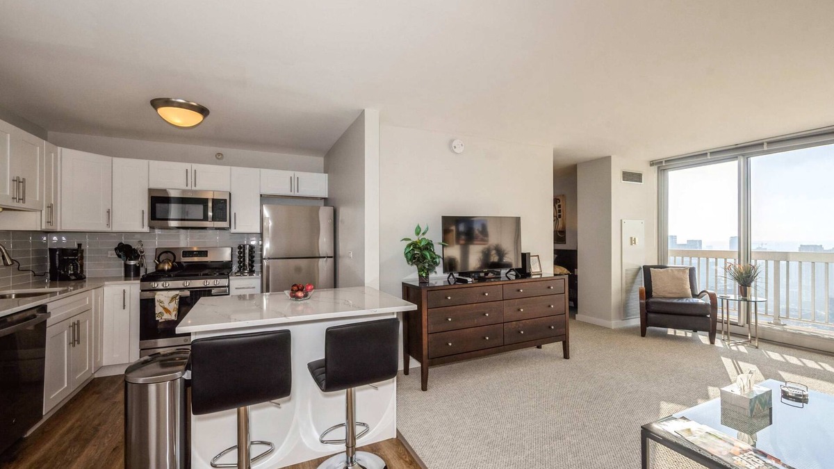 Downtown Chicago Apartment | 50th Floor Mag Mile VIEWS, Balcony, Pool, Gym