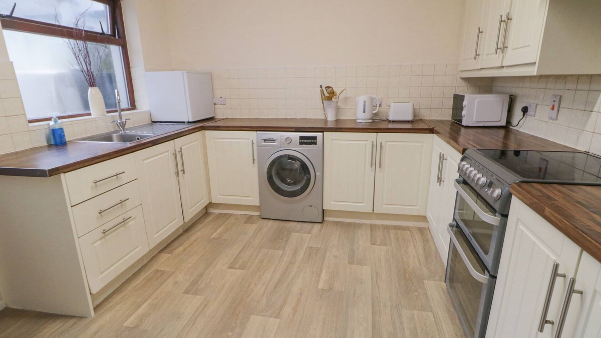 Carnlough Cottage | 51 HIGH STREET, pet friendly, country holiday cottage in Carnlough