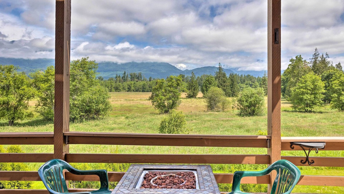 Randle Cabin | 51 Mi to Mt Rainier: Mtn-View Escape on 8 Acres!