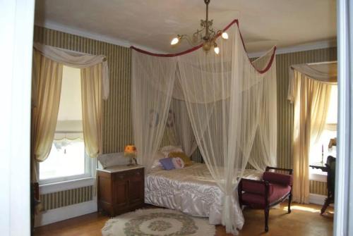 Richland Center Ski Chalet | 512 Maon House Bed and Breakfast