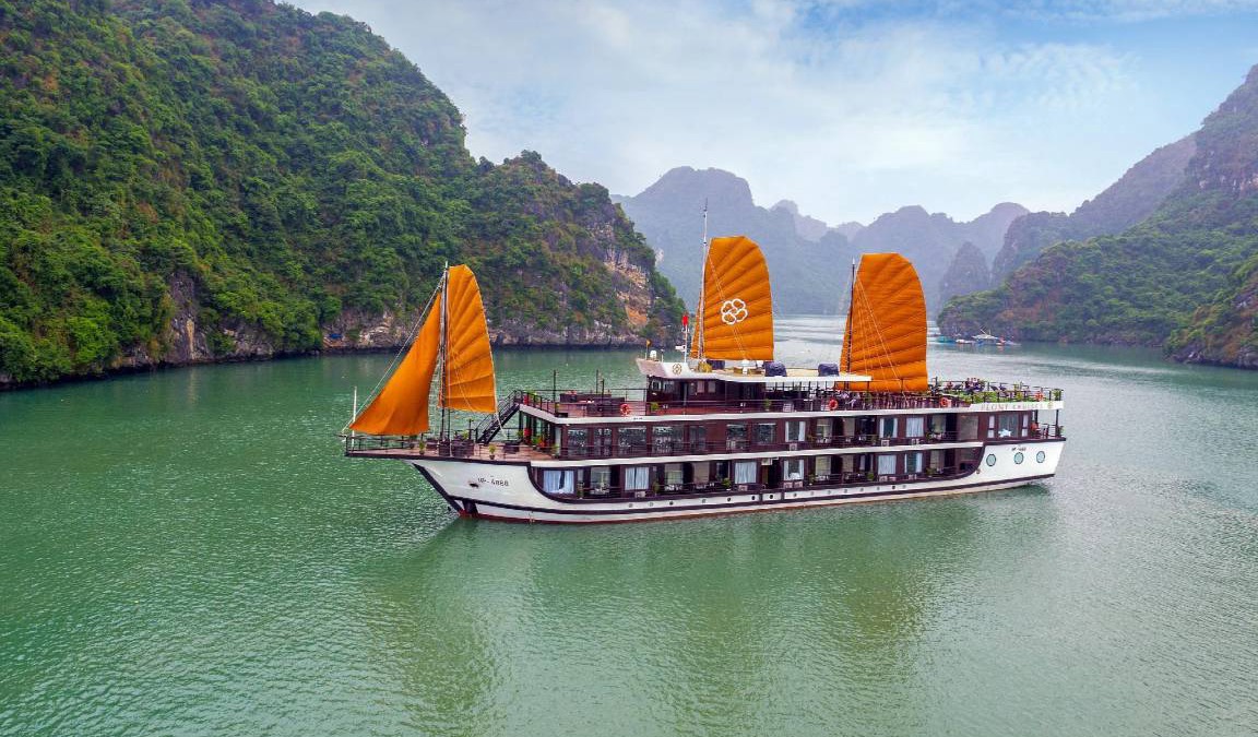 Ha Long Boat Rental | 52 m² Houseboat ∙ 2 bedrooms ∙ 4 guests
