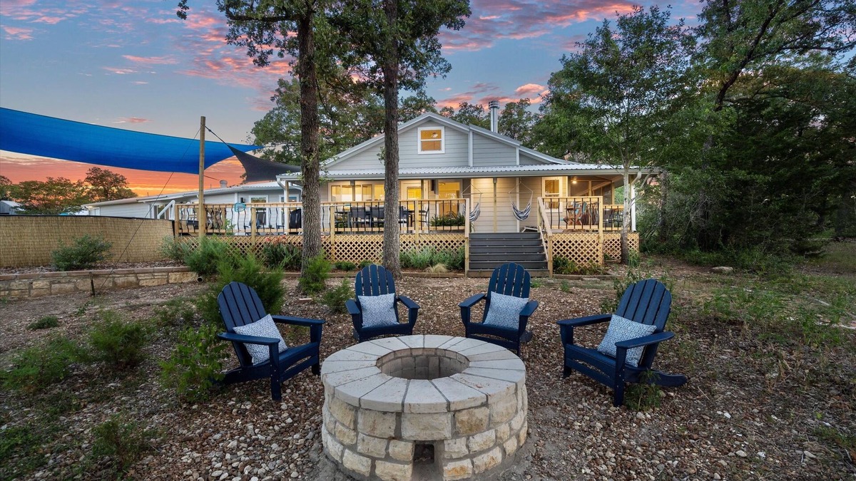 La Grange House | 53 Acre Ranch w/Pool, Spa, Lake, Game Room & More!