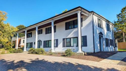 Seminary Hill House | 5300sqft Home 10 Mins to Washington DC Sleeps 20