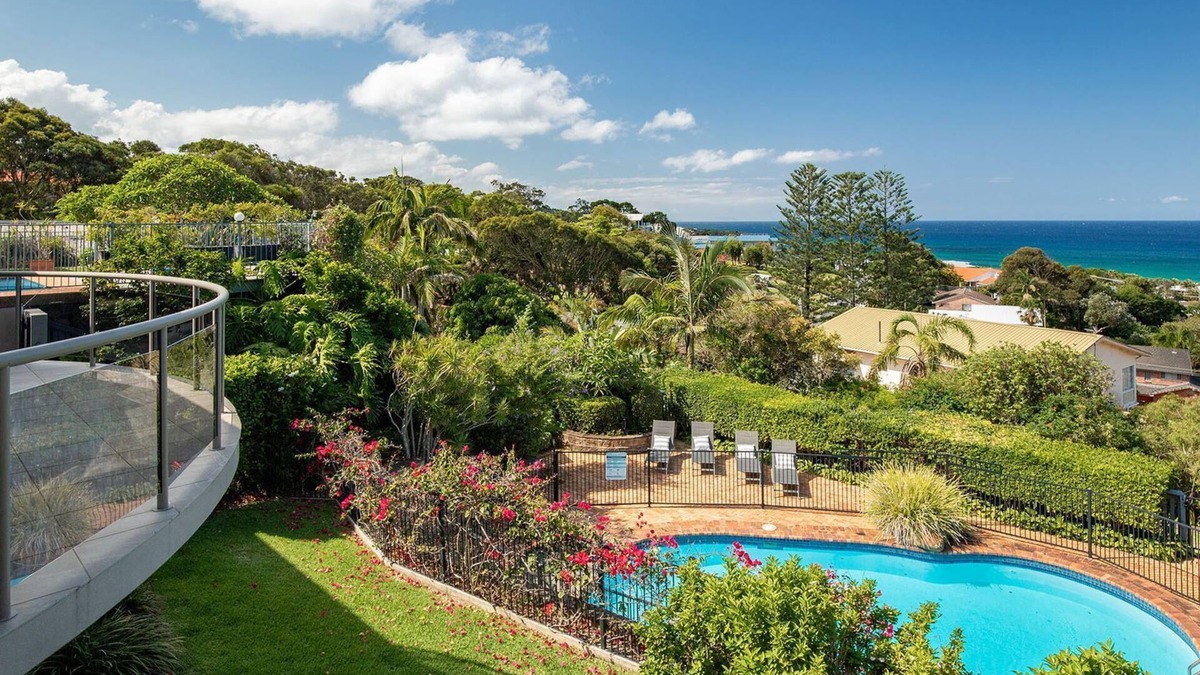 Forster House | 56 Becker Road - one street back from the Beach!