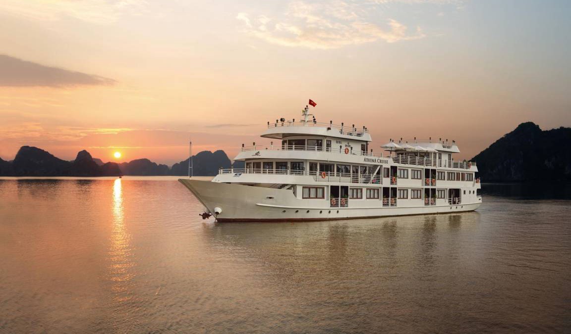 Bai Chay Boat Rental | 56 m² Houseboat ∙ 2 bedrooms ∙ 5 guests