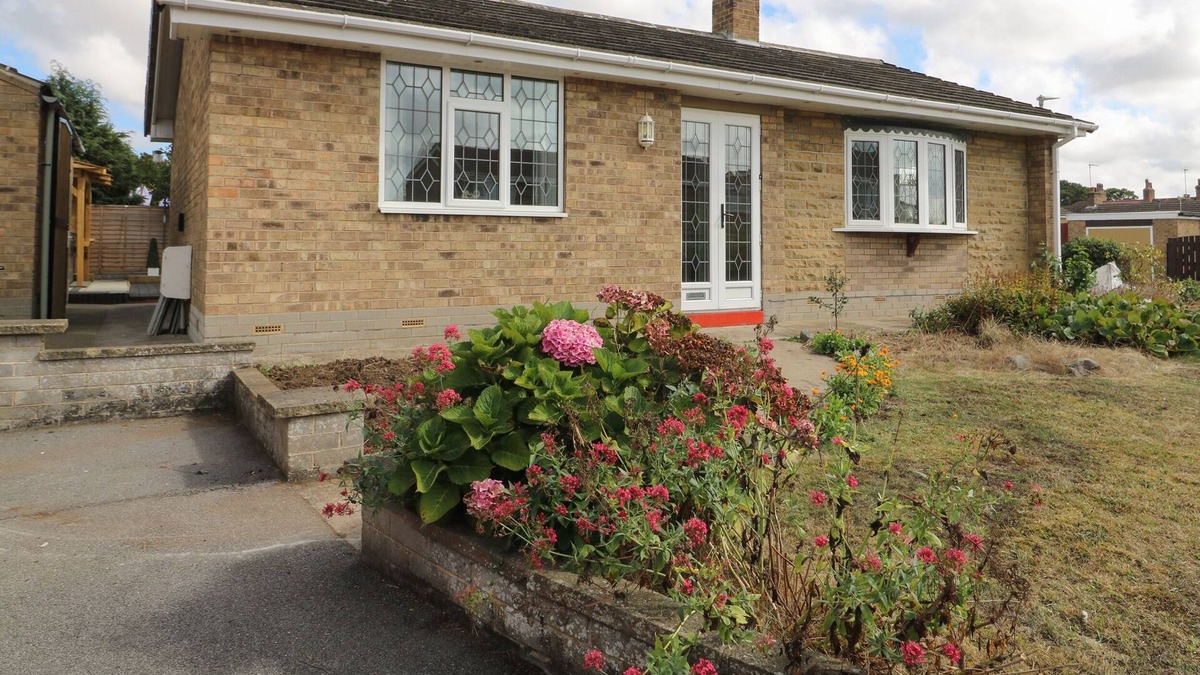Leven Cottage | 57 WESTLANDS WAY, family friendly, with open fire in Beverley