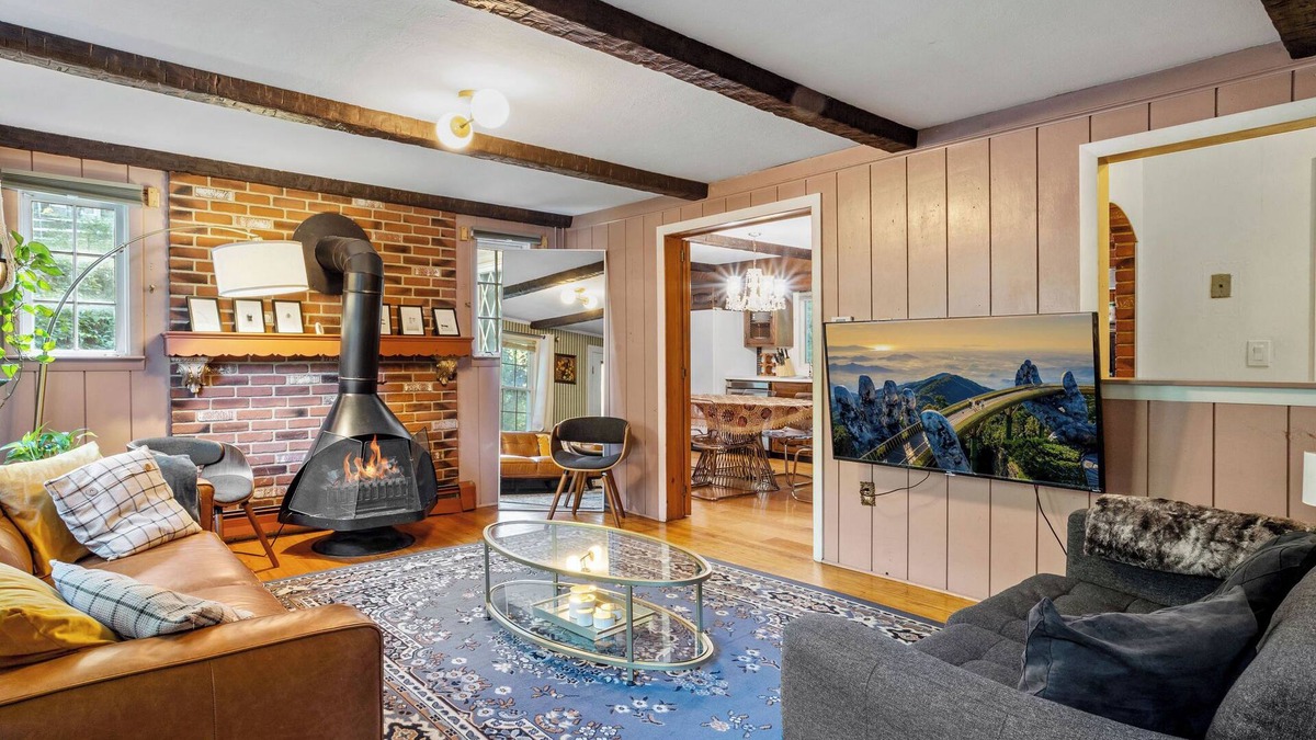 Norwich House | 5BD/2BA Cabin-Style Home in the Heart of Norwich, Close to Casinos