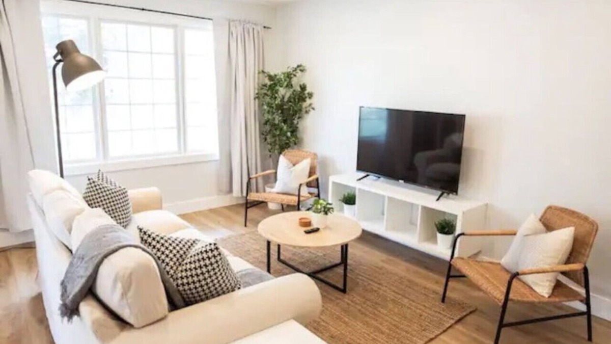 Kitchener House | 5Bd/2Ba Luxe Family Home - WIFI, Parking